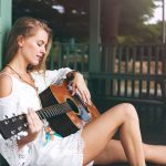 naluda-woman-playing-guitar